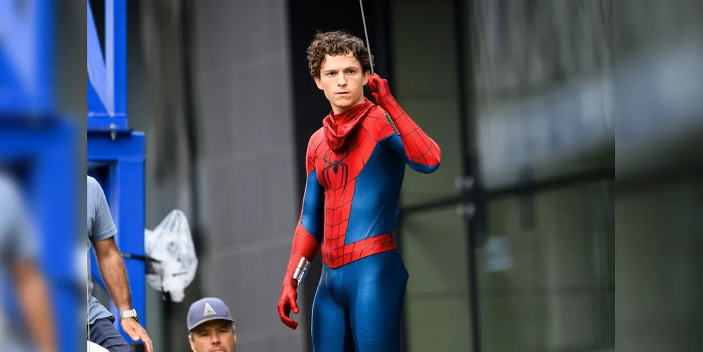 Tom Holland durante gravações  do filme Homem-Aranha: Um Novo Dia