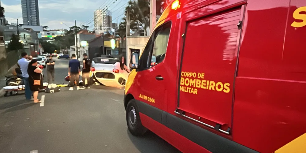 Dois casais de idosos estão envolvidos no acidente que resultou em tombamento de um dos veículos.