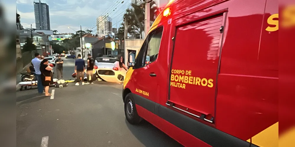 Dois casais de idosos estão envolvidos no acidente que resultou em tombamento de um dos veículos.