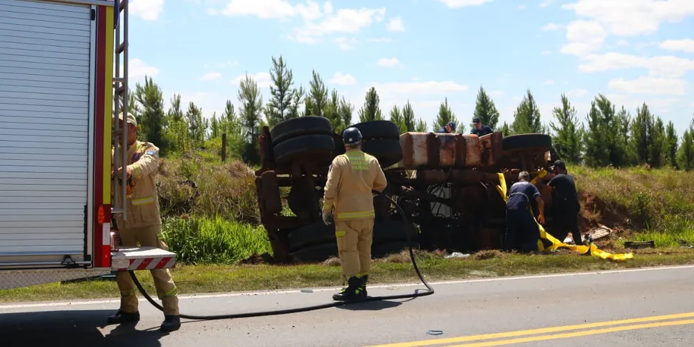 Equipes do Corpo de Bombeiros removeram o condutor de dentro do caminhão tombado na PR-151