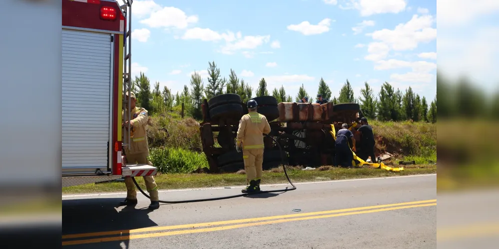 Equipes do Corpo de Bombeiros removeram o condutor de dentro do caminhão tombado na PR-151