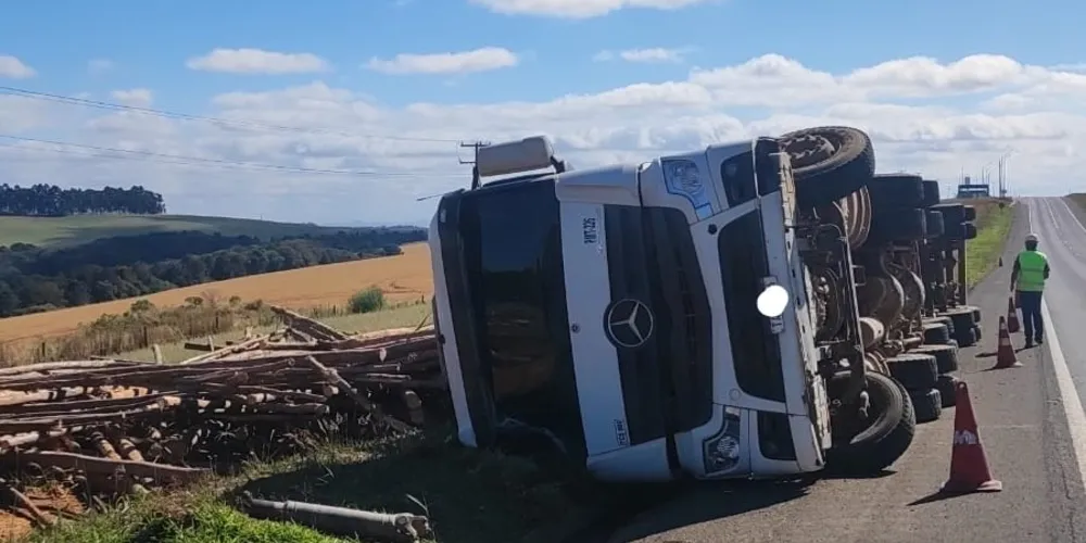 Caminhão tombou na PR-151 na manhã desta quarta-feira (17).
