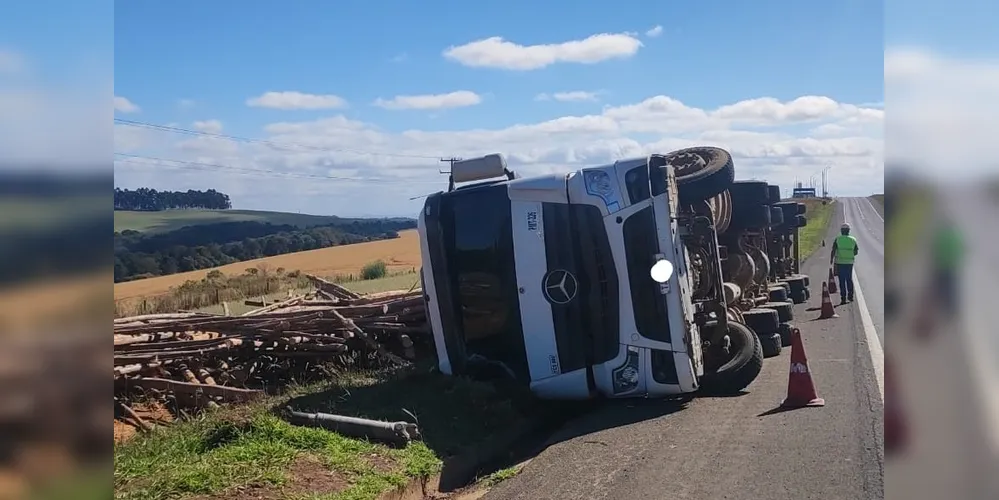 Caminhão tombou na PR-151 na manhã desta quarta-feira (17).
