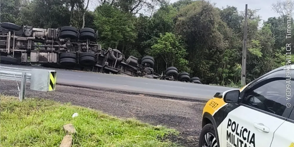 Veículo tombou na madrugada desta quinta-feira (2)