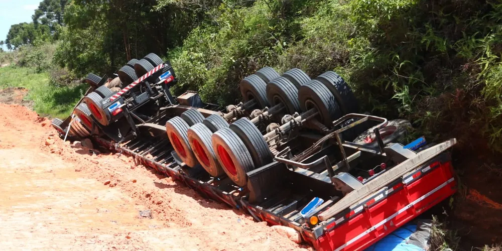 Veículo caiu às margens da PR-151