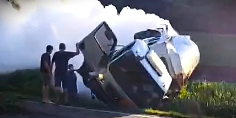 Caminhão carregado de nitrogênio tombou no km 636