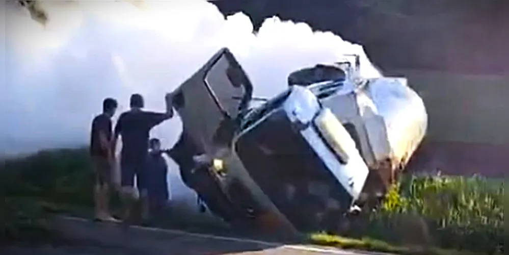 Caminhão carregado de nitrogênio tombou no km 636