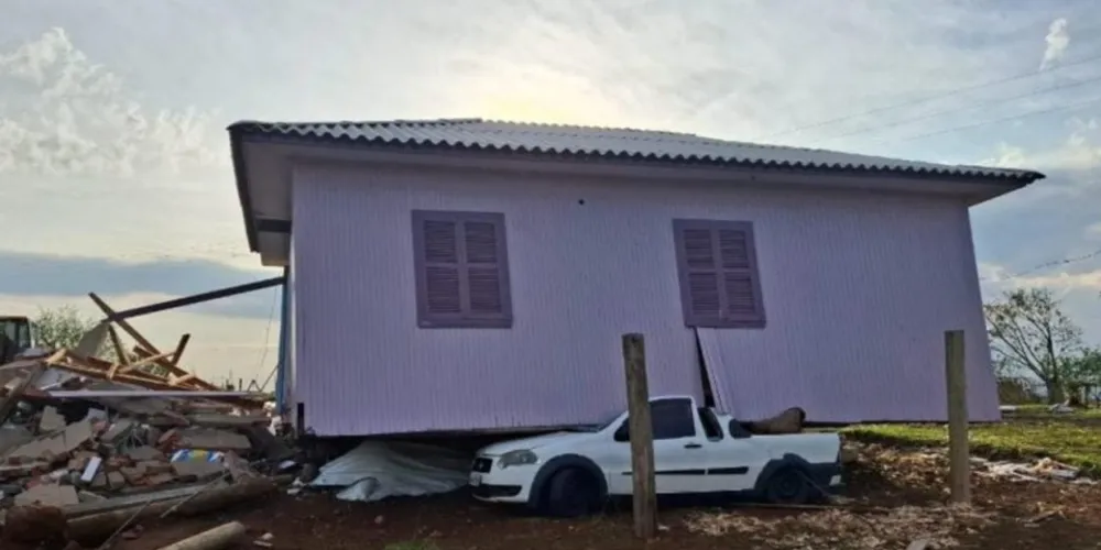 Casa parou em cima de um veículo durante forte tempestade em Santa Catarina