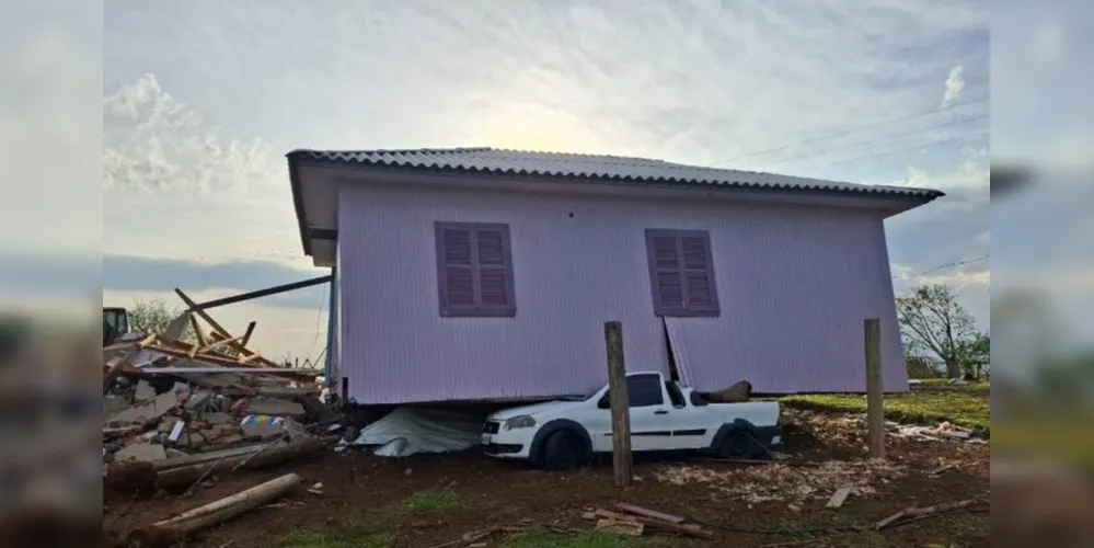 Casa parou em cima de um veículo durante forte tempestade em Santa Catarina