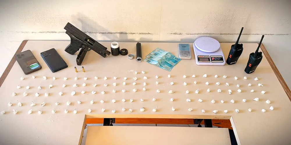 Mais de 115 buchas de cocaína foram apreendidas