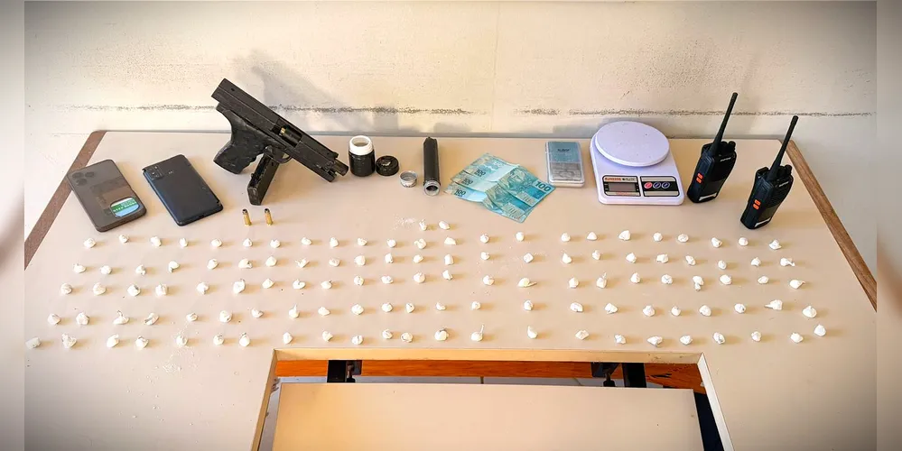 Mais de 115 buchas de cocaína foram apreendidas