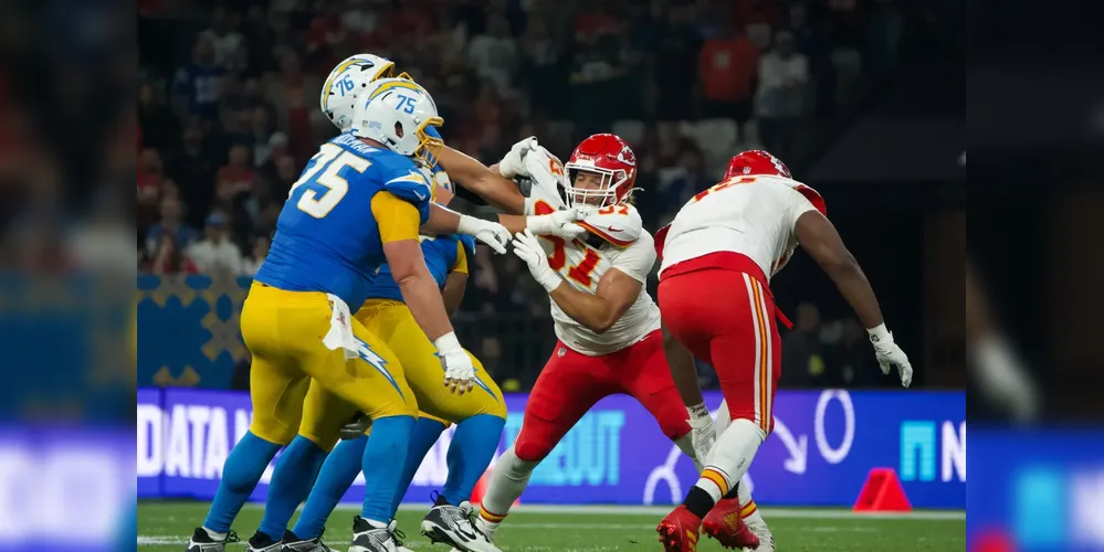 Travis Kelce em lance com Teair Tart