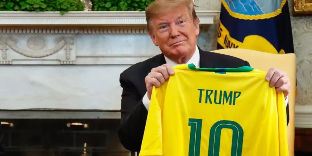 Donald Trump, presidente dos EUA, com camisa da Seleção Brasileira