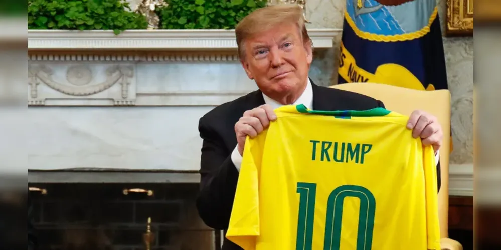Donald Trump, presidente dos EUA, com camisa da Seleção Brasileira