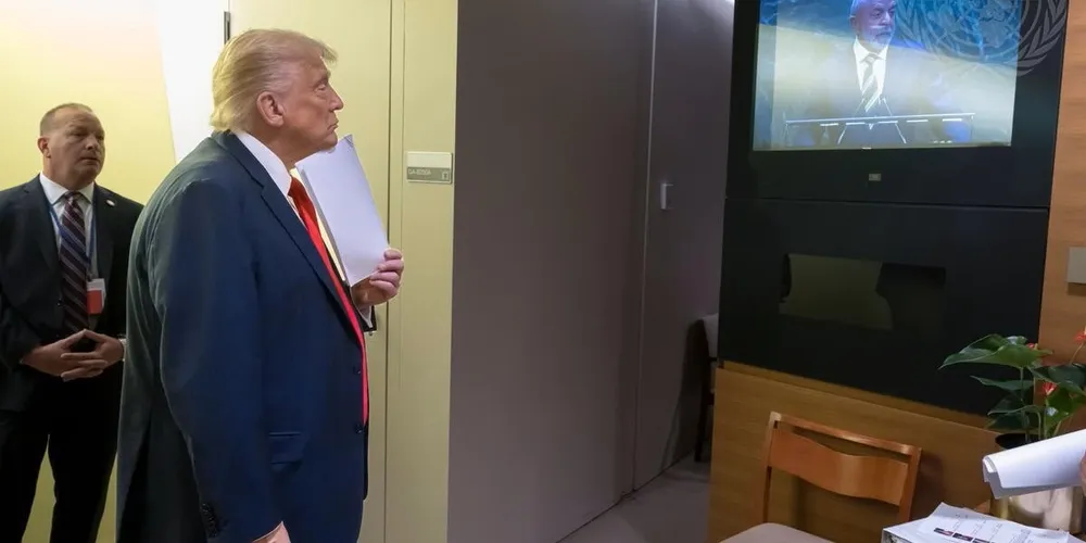 Donald Trump assistindo discurso de Lula