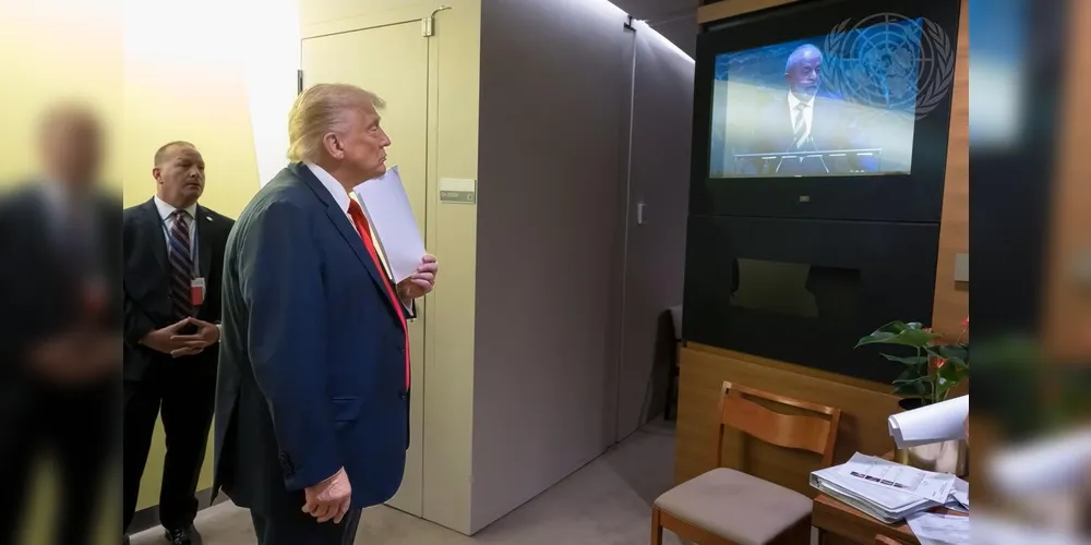 Donald Trump assistindo discurso de Lula