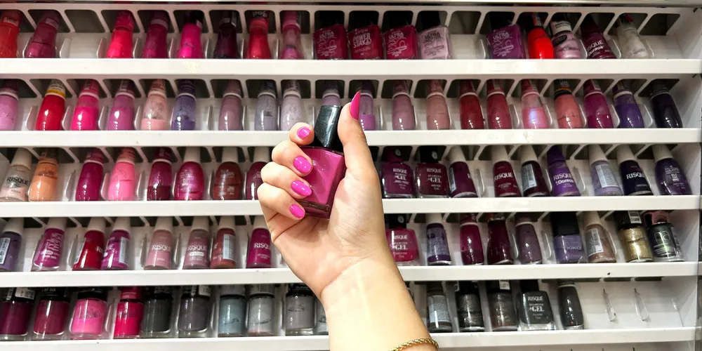 Camila destaca que o verão pede cores vibrantes e ousadas, como pink, laranja e vermelho vivo