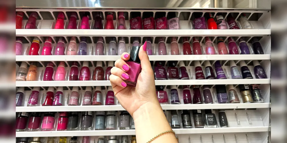 Camila destaca que o verão pede cores vibrantes e ousadas, como pink, laranja e vermelho vivo