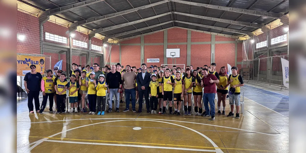 Professor Careca com alunos do Projeto Viva Vôlei