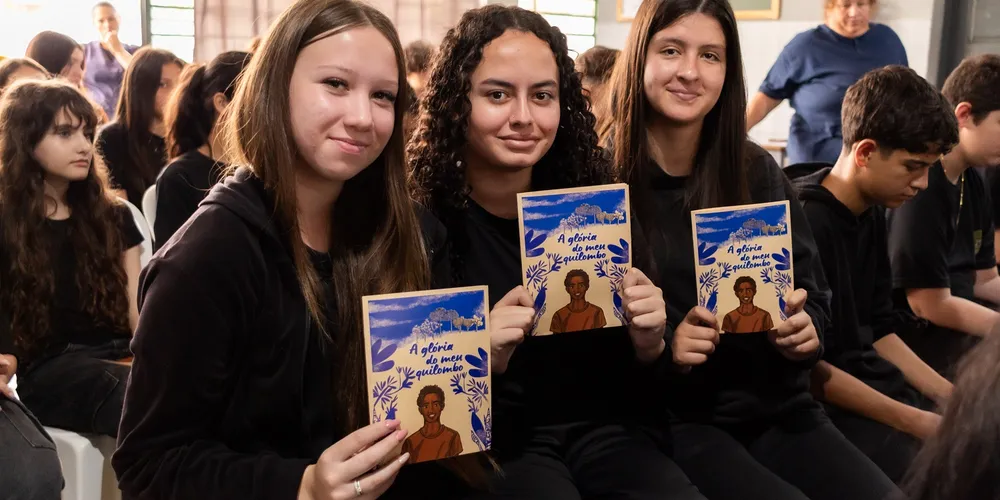 Dezenas de estudantes tiveram acesso a livros de autoras(es) negras(os), a cartilha sobre a comunidade da Colônia Sutil, em Ponta Grossa (PR), e o áudio livro produzido pela equipe multidisciplinar