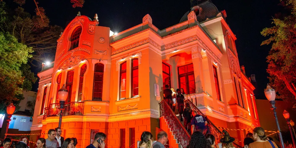 Evento acontece em 31 de outubro, Dia das Bruxas, na mansão Villa Hilda