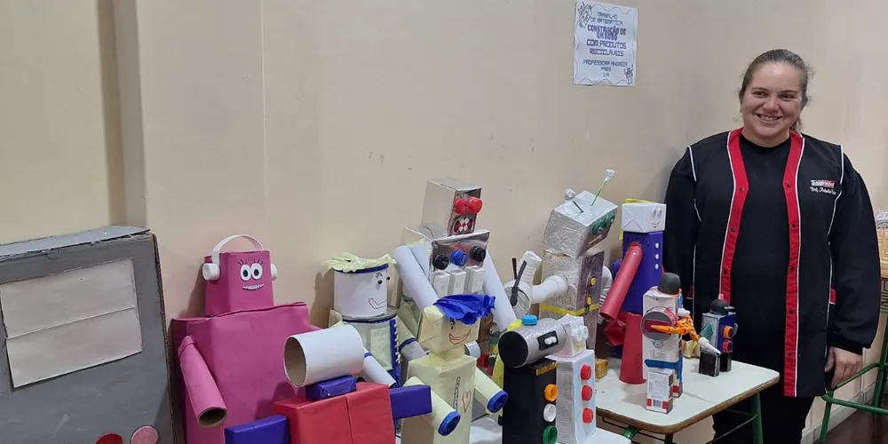 A produção envolveu recorte, colagem e montagem, permitindo que as crianças aplicassem seus conhecimentos de maneira lúdica e concreta