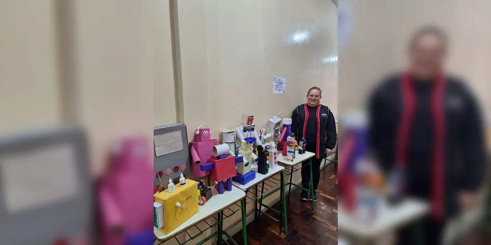 A produção envolveu recorte, colagem e montagem, permitindo que as crianças aplicassem seus conhecimentos de maneira lúdica e concreta