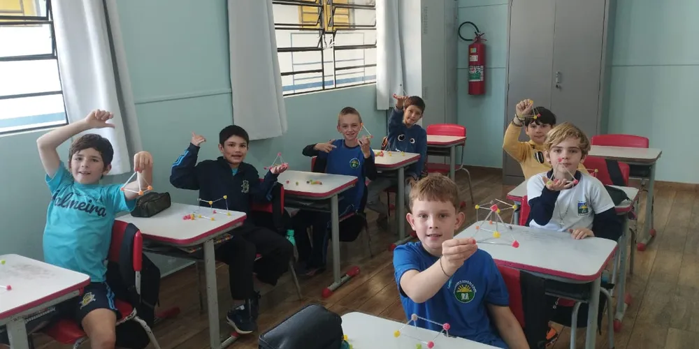 Os educados montaram cubos, pirâmides e prismas utilizando balas de goma e palitos