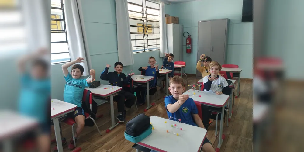 Os educados montaram cubos, pirâmides e prismas utilizando balas de goma e palitos