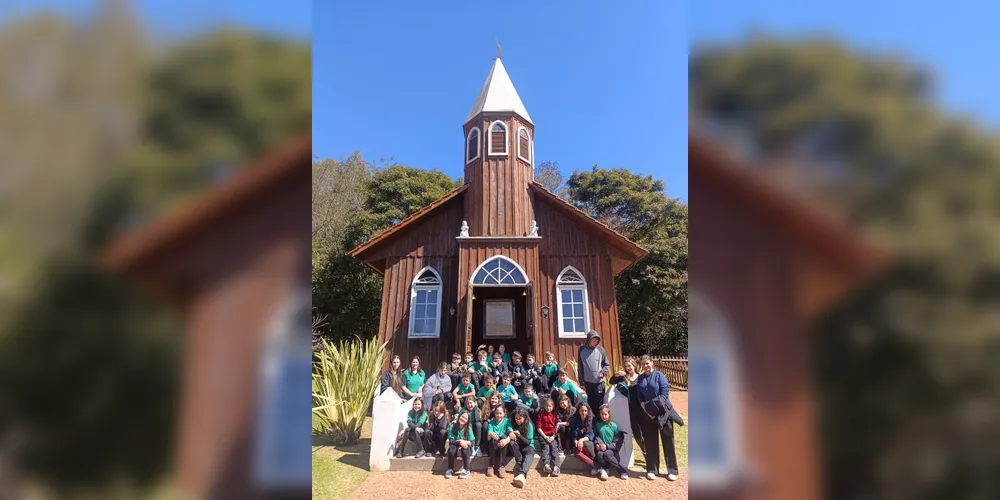 Durante a saída a campo, os alunos conheceram a Casa de Sinhara, em Castro, e o Parque Histórico de Carambeí