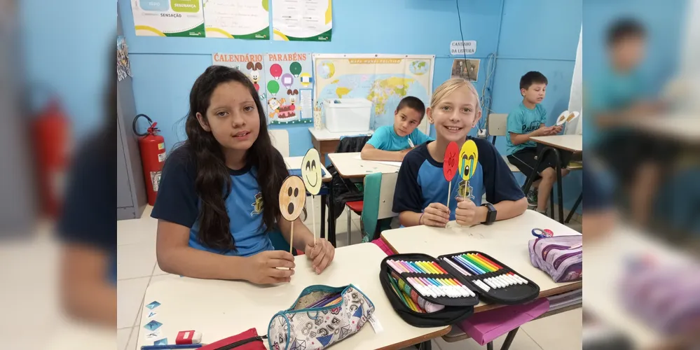 Como ações a classe confeccionou fantoches de diferentes emoções e elaboraram uma dramatização, além de criarem um livro sobre a temática