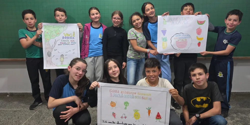 A turma utilizou as videoaulas do Vamos Ler em parceria com a Unimed Ponta Grossa, confeccionou pratos saudáveis com recortes em papelão e cartazes de conscientização e por fim preparou um sanduíche natural junto a professora