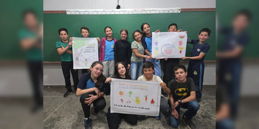 A turma utilizou as videoaulas do Vamos Ler em parceria com a Unimed Ponta Grossa, confeccionou pratos saudáveis com recortes em papelão e cartazes de conscientização e por fim preparou um sanduíche natural junto a professora
