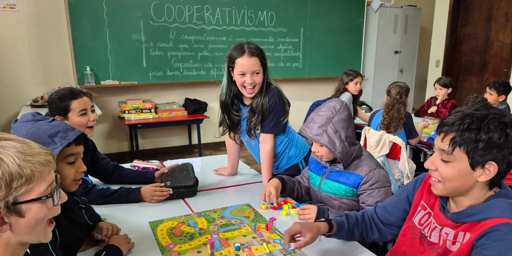 Os educandos elaboraram textos explicando o que compreenderam sobre o assunto e participaram de jogos de tabuleiro temáticos