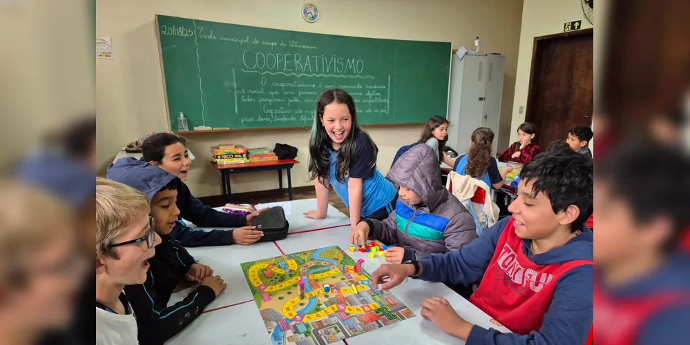Os educandos elaboraram textos explicando o que compreenderam sobre o assunto e participaram de jogos de tabuleiro temáticos