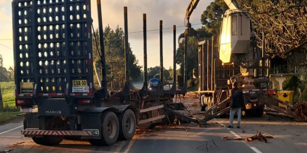 Reboque de caminhão invadiu pista contrária na PR-090.