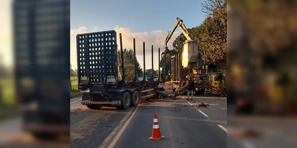 Reboque de caminhão invadiu pista contrária na PR-090.