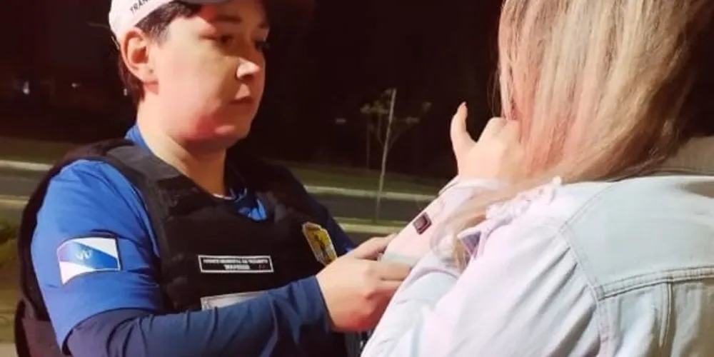 Teste de etilômetro constatou que mulher dirigia em estado de embriaguez.