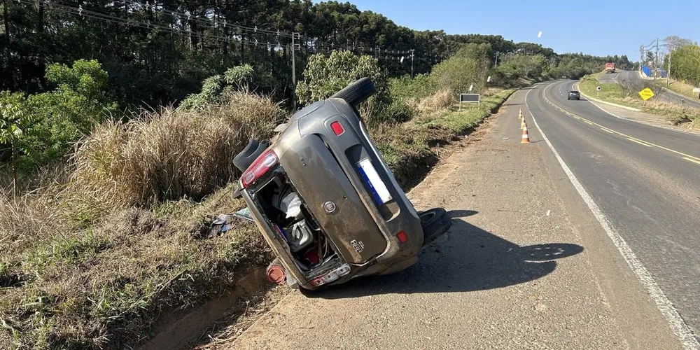 O automóvel ficou capotado às marges da via
