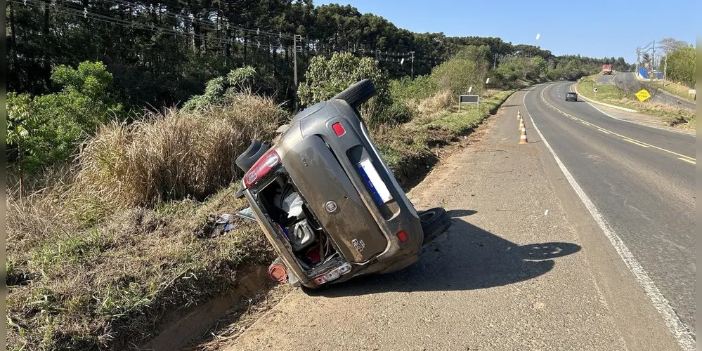 O automóvel ficou capotado às marges da via