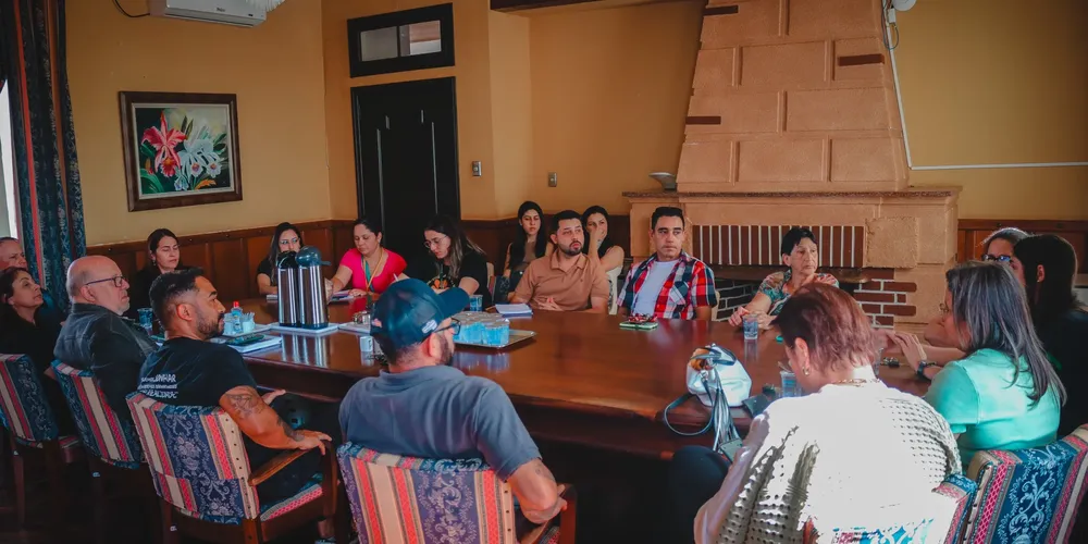 O encontro contou com a presença de vereadores, secretários municipais, representantes do CAPS, do CREAS, do setor jurídico da Prefeitura e da Polícia Militar