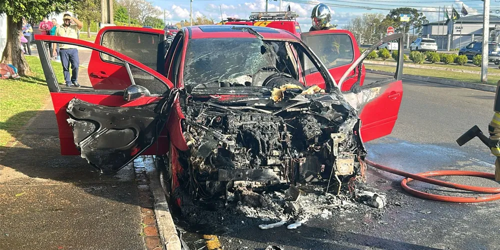 Carro teve parte frontal destruída com incêndio.