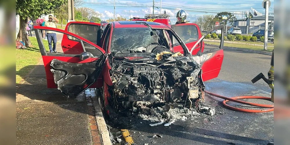 Carro teve parte frontal destruída com incêndio.