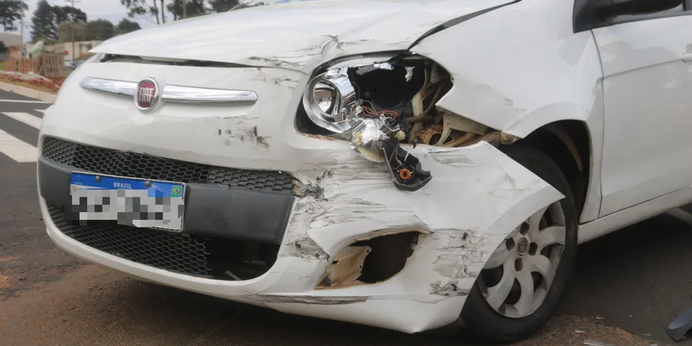 Veículos colidiram em frente a um mercado no Cará-Cará.