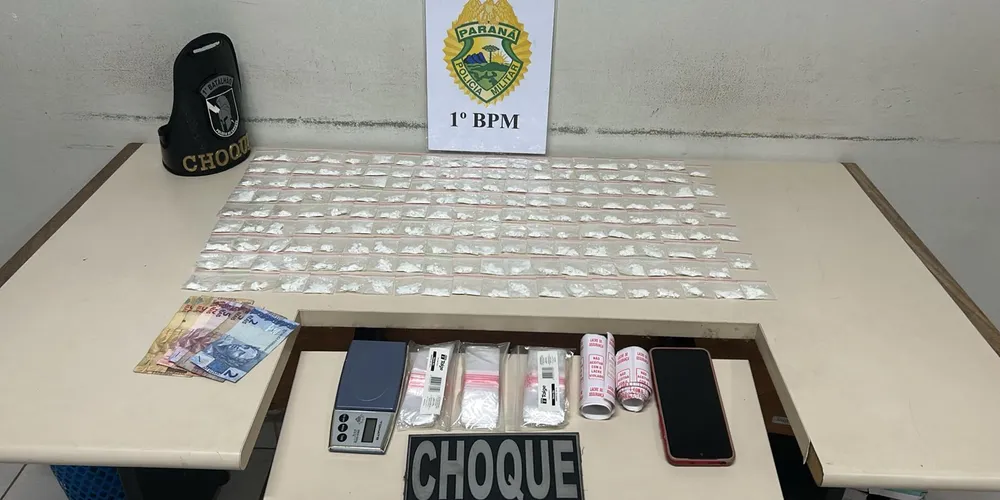 Na revista pessoal, os policiais encontraram três envelopes com substância análoga à cocaína