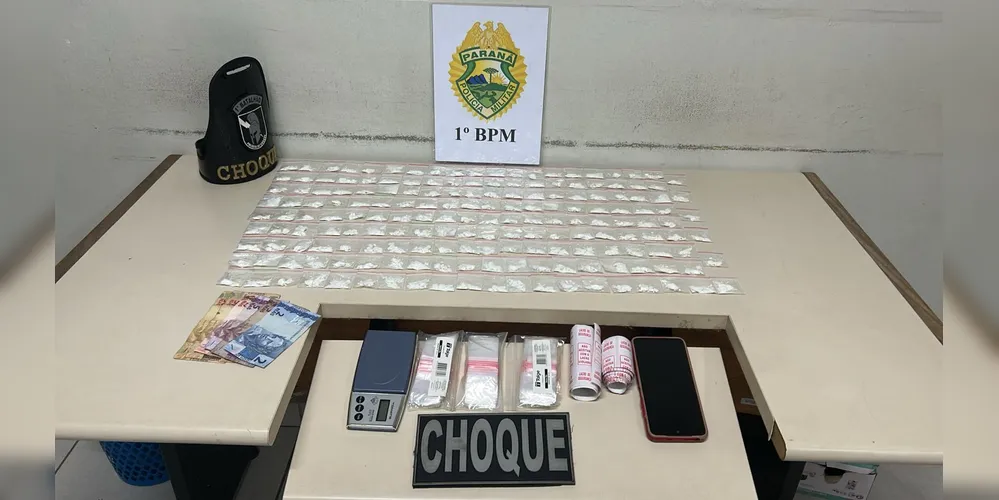 Na revista pessoal, os policiais encontraram três envelopes com substância análoga à cocaína