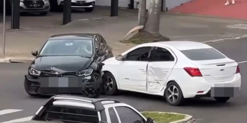 Carros ficaram atravessados em meio à avenida Ernesto Vilela.