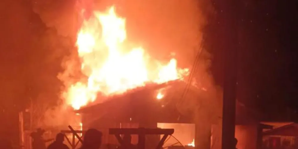 Dona da residência afirma desconhecer as causas do incêndio.