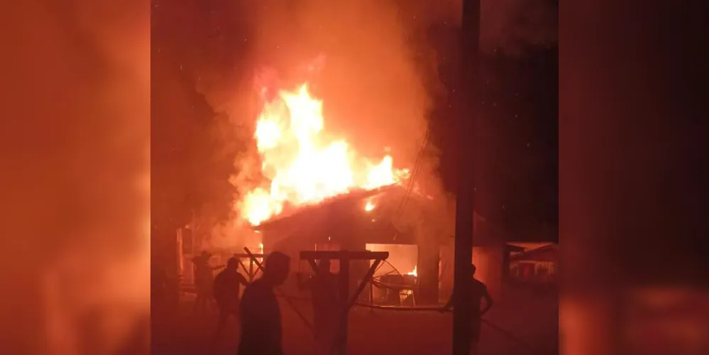 Dona da residência afirma desconhecer as causas do incêndio.