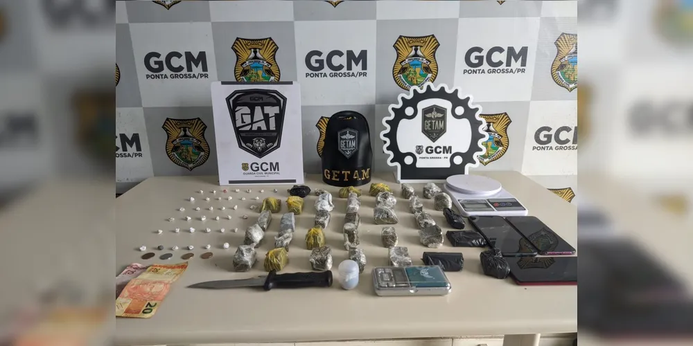 Equipes da GCM apreenderam as substâncias e objetos que estavam com o menor de idade e outro indivíduo, encaminhados à 4ª Central de Flagrantes.